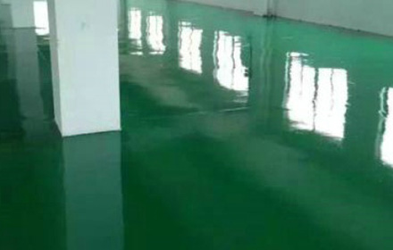 環(huán)氧自流平地坪漆完工后要如何判斷施工質(zhì)量？